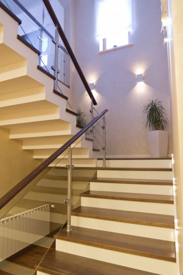 Лестница с комбинированными перилами в частном коттедже, Миасс