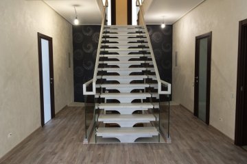 Маршевая лестница с цельностеклянными ограждениями в коттедже, Челябинск