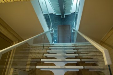 Маршевая лестница с цельностеклянными ограждениями в коттедже, Челябинск