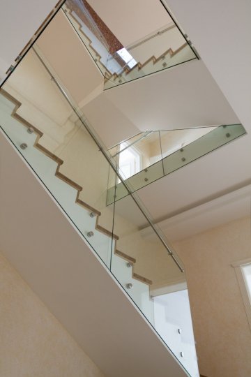Маршевая лестница с цельностеклянными перилами в коттедже, Челябинск