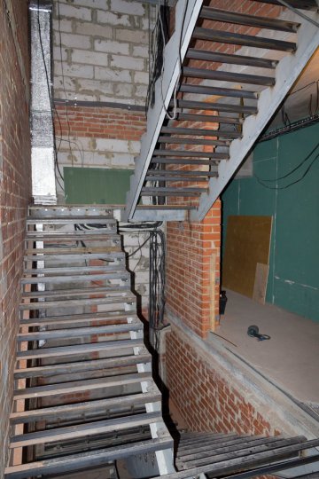 Металлокаркас маршевой лестницы в коттедже, Лазурный