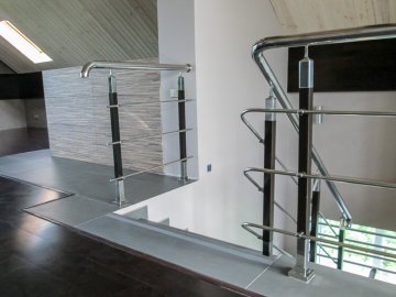 Ограждения лестничные с комбинированными стойками в частном коттедже