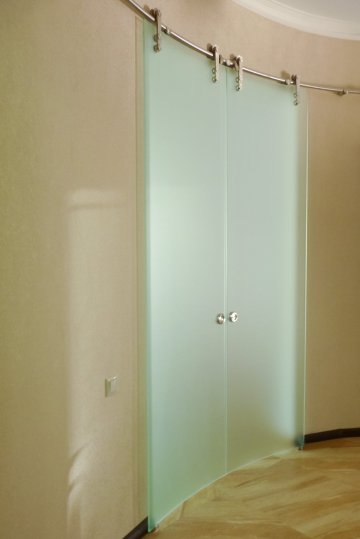 Откатная радиусная стеклянная дверь в частном коттедже, Заречный