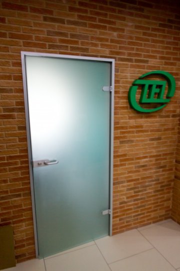 Стеклянные двери в офисе Таврида Электрик